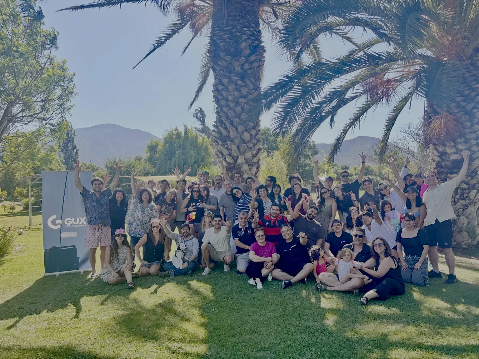 El equipo de GUX Technologies reunido al aire libre